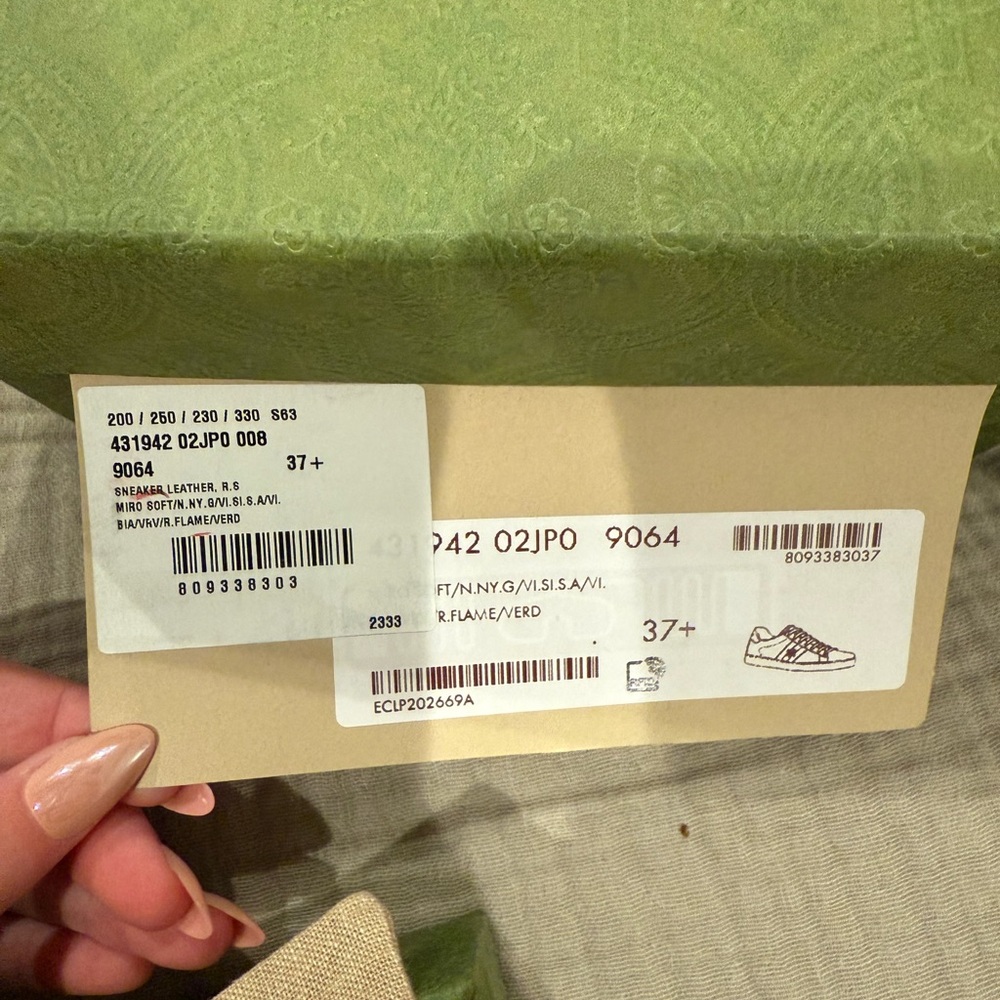 Gucci White and Green Sneakers - Picture 2 of 6